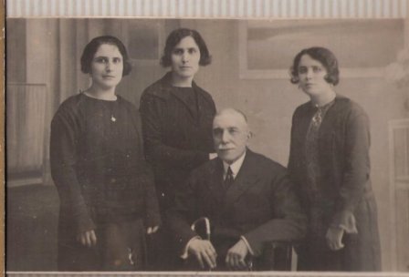 Francisco Ogando Soto coas fillas Dolores, Gumersinda e Concepción
